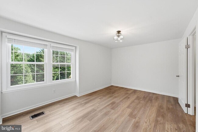 Building Photo - 5603 Independence Cir