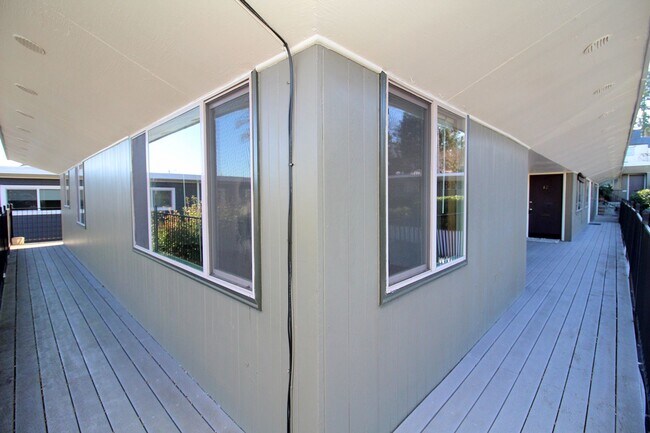 Building Photo - 3200-3236 SW Marigold St