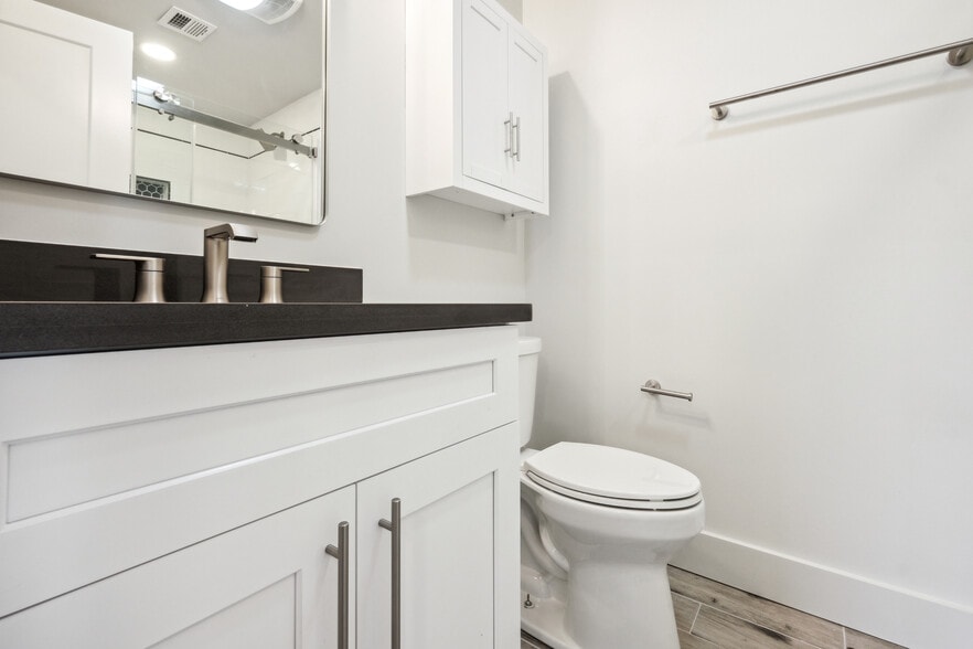 Quartz countertops - 428 W Solidelle St