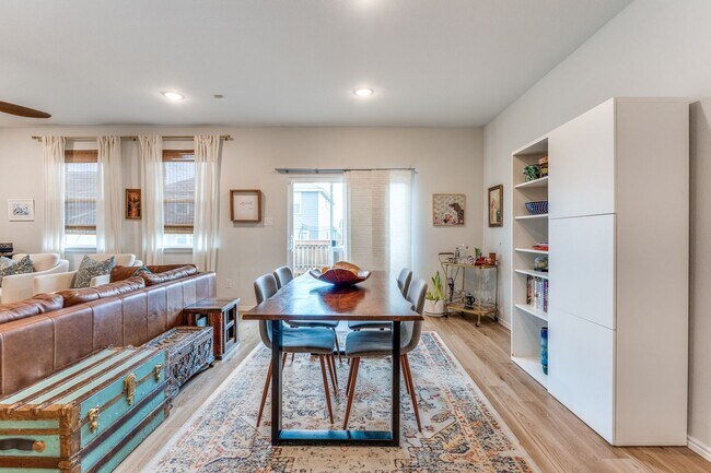Building Photo - SPACIOUS 4-BEDROOM HOME IN BELLA ROSA
