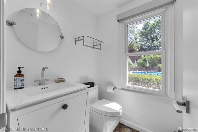 Building Photo - 3015 High Pointe Ct