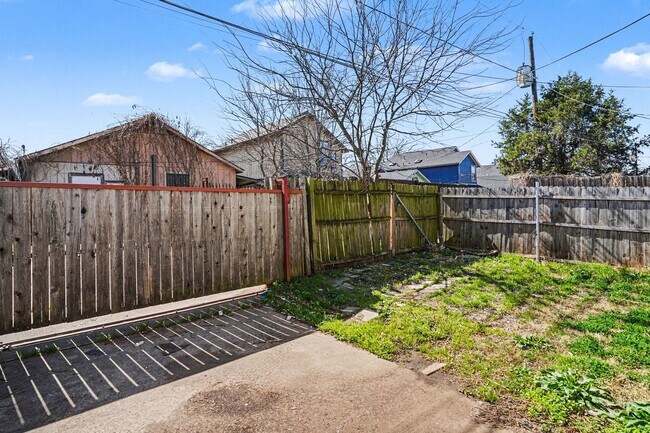Building Photo - Charming 3-1-1 in S Dallas