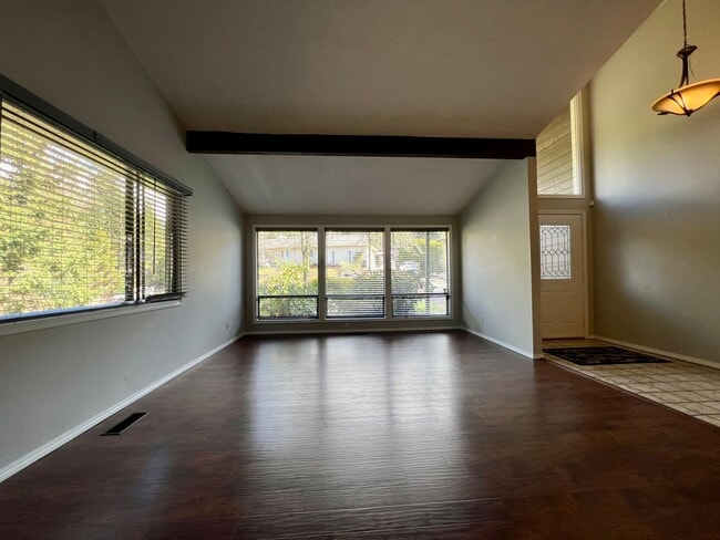 Building Photo - Charming and Spacious Home in a Convenient Gresham Location!