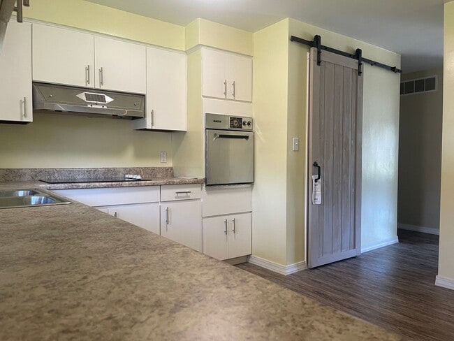 Building Photo - Charming Mid-Century Modern 3 bedroom on the West Side $1700 per month