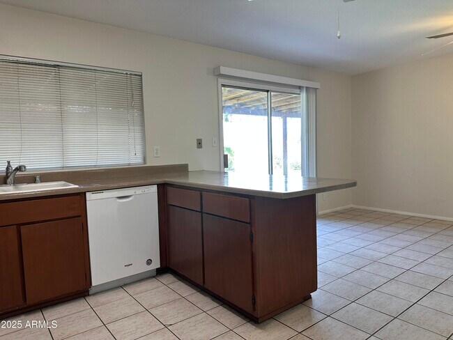 Building Photo - 2514 S Cottonwood Dr
