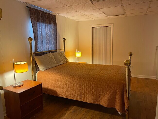 Main Bedroom with Walk-in Closet - 604 S Oakwood Ave