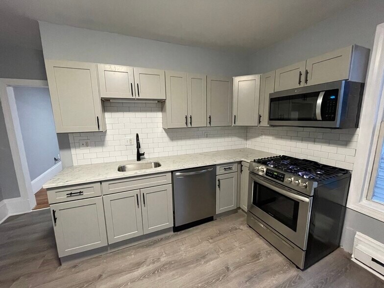 Building Photo - 72 Bloomingdale St