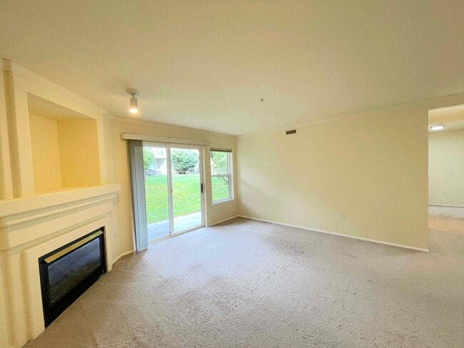 Building Photo - Bright 3-Bedroom Ground Floor Condo – Sundance at Klahanie, WA Updated & Move-In Ready with Clubh...