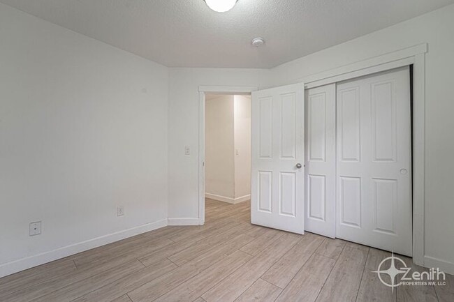 Building Photo - 10402 NE 67th Ave