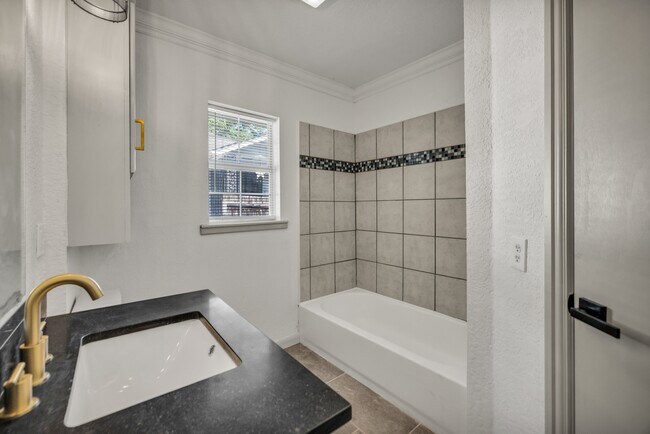 Building Photo - 114 E Ross Ave