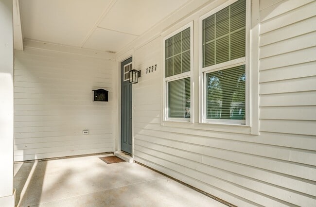 Building Photo - Modern Comfort + Extra Space — Beautiful 3BR/2.5BA Home on Foster Ave!