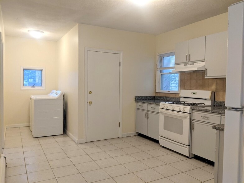 Building Photo - 83 Yorktown St