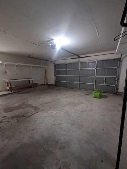 Building Photo - 827 Coral Tree Pl