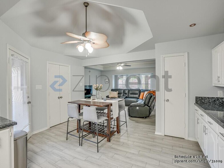 Building Photo - 4211 Meadow Ridge Dr