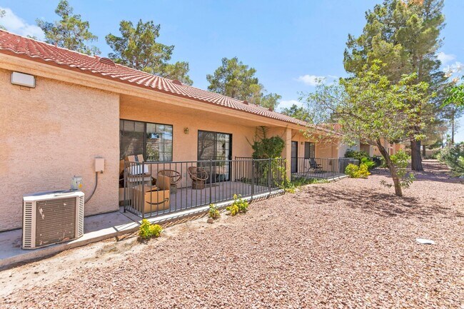 Building Photo - 1 MONTH FREE!!! 2 BEDROOM SINGLE STORY TOWNHOME 55+ COMMUNITY
