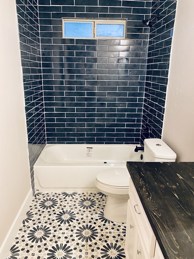 Updated tile shower surround - 1012 Glen Oaks Ct