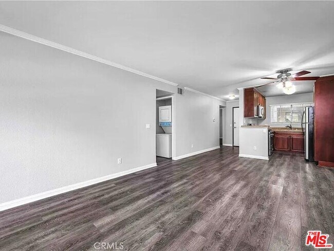 Building Photo - 5565 Canoga Ave