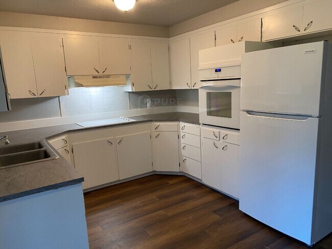 Building Photo - Whitman, G&amp;L (315 A&amp;B)