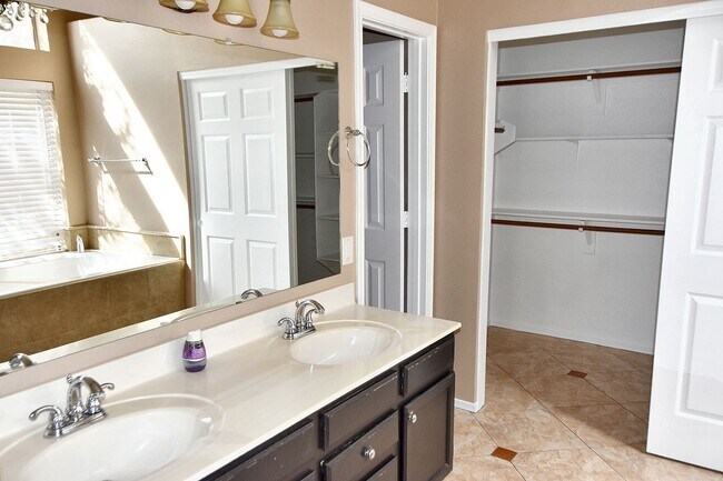 Building Photo - Great Location! Lovely  3Bedroom Plus/ 2Bathroom Chandler Home!
