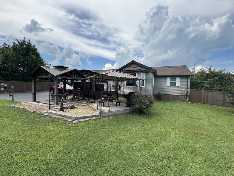 Building Photo - 808 Water View Ter