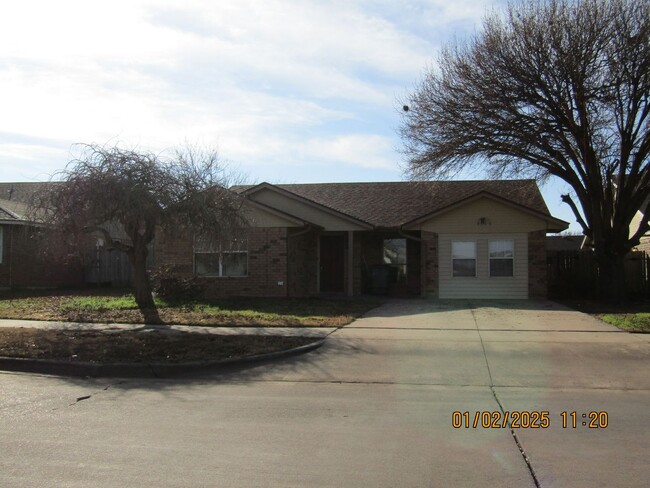 Primary Photo - Freshly Painted/New Flooring Home!! No Pets!