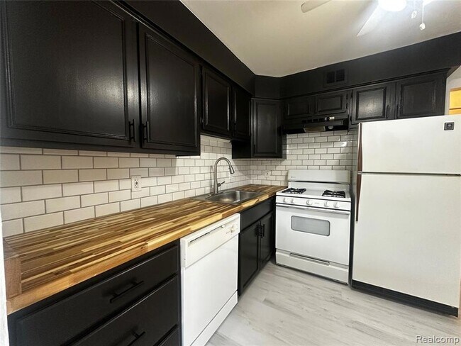 Building Photo - 458 Fox Hills Dr S
