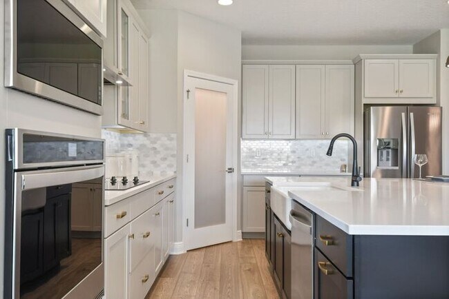 Building Photo - "Unfurnished" Luxurious 5/3.5 Stunning Hom...