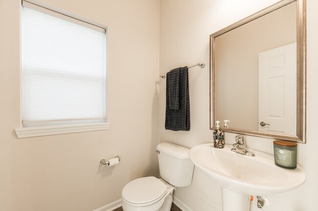 Building Photo - 1125 Juniper Dr