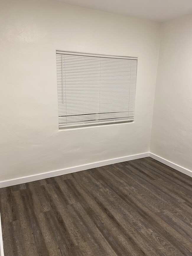 Building Photo - 1539 E Young St