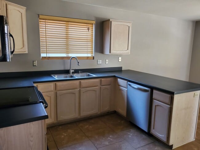 Building Photo - Ready to move in 3b 2b
