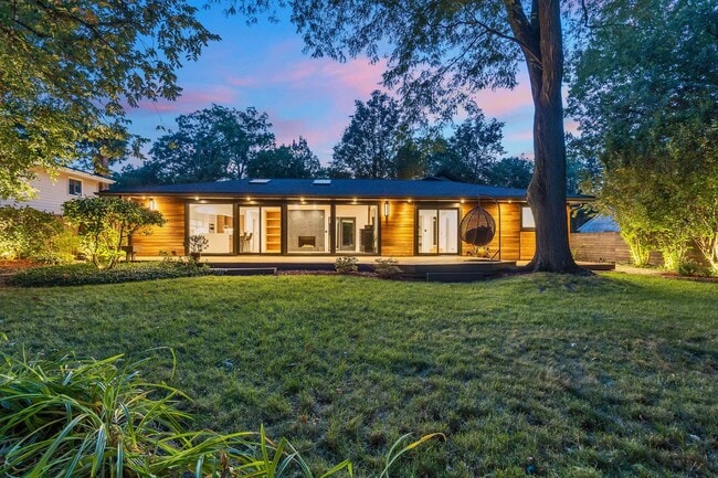 Building Photo - 623 Echo Ln