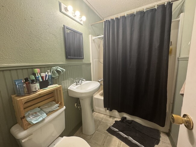 Building Photo - Cozy 2 Bed, 1 Bath Home