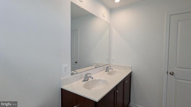 Building Photo - 11 Edinburgh Ct