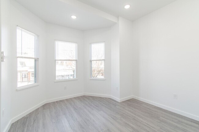 Building Photo - New! Renovated & Modern Apartment