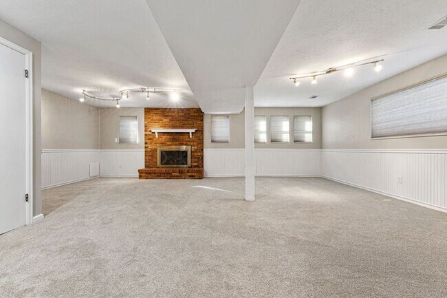 Building Photo - Updated Home in Windsor Park!