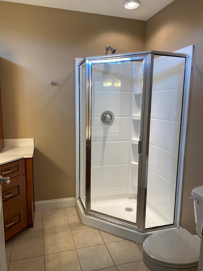 Building Photo - 2 Monticello Village Dr