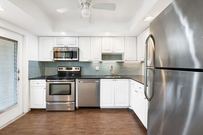 Building Photo - 2851 S Palm Aire Dr