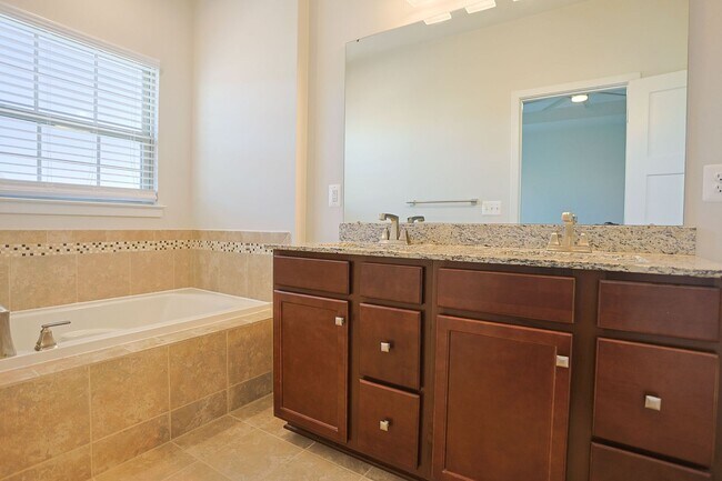 Building Photo - Welcome home to this move-in ready end uni...