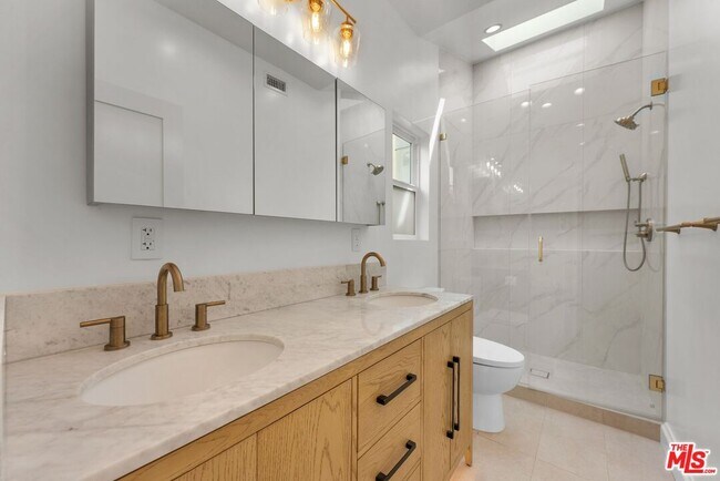 Building Photo - 9005 Rosewood Ave