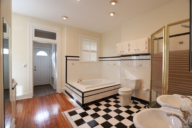 Building Photo - -- AVAILABLE 05/26/2026 -- MUSEUM DISTRICT CHARMER! 2 CAR GARAGE