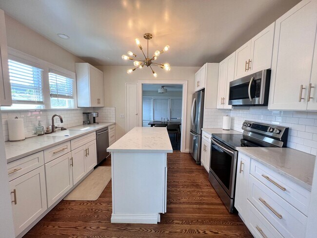 Building Photo - Fully Updated Home in San Leandro Available for Rent!!