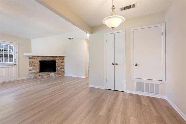 Building Photo - 608 Country Aire Dr