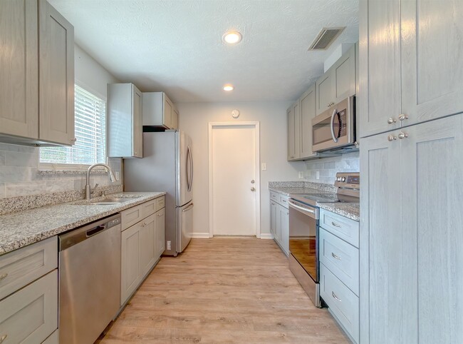 Building Photo - 3235 Springdale Dr