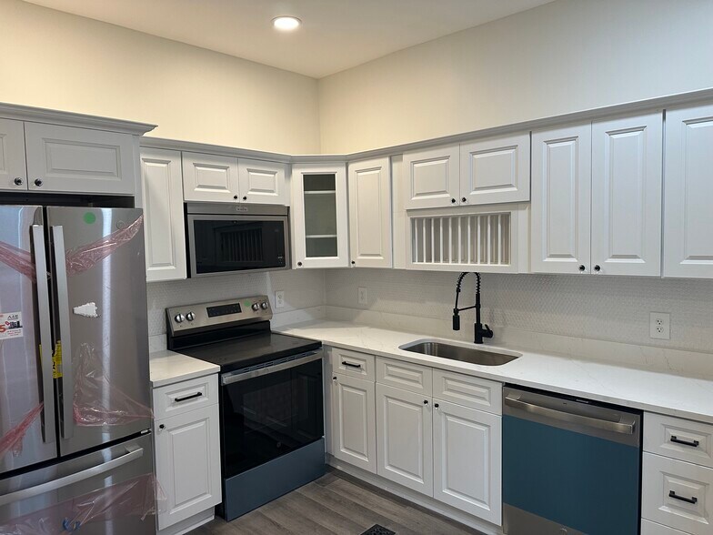 Primary Photo - 81 Warren St