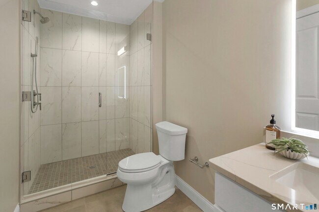 Building Photo - 440 Heights Rd