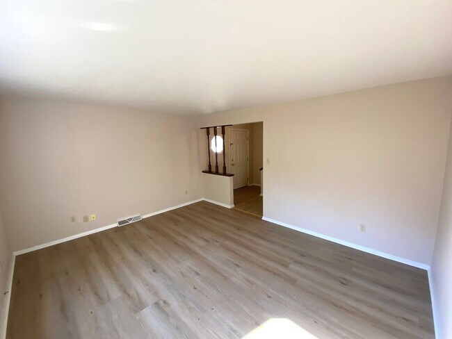 Building Photo - 2 Bedroom, 1.5 Bath Duplex Available for R...