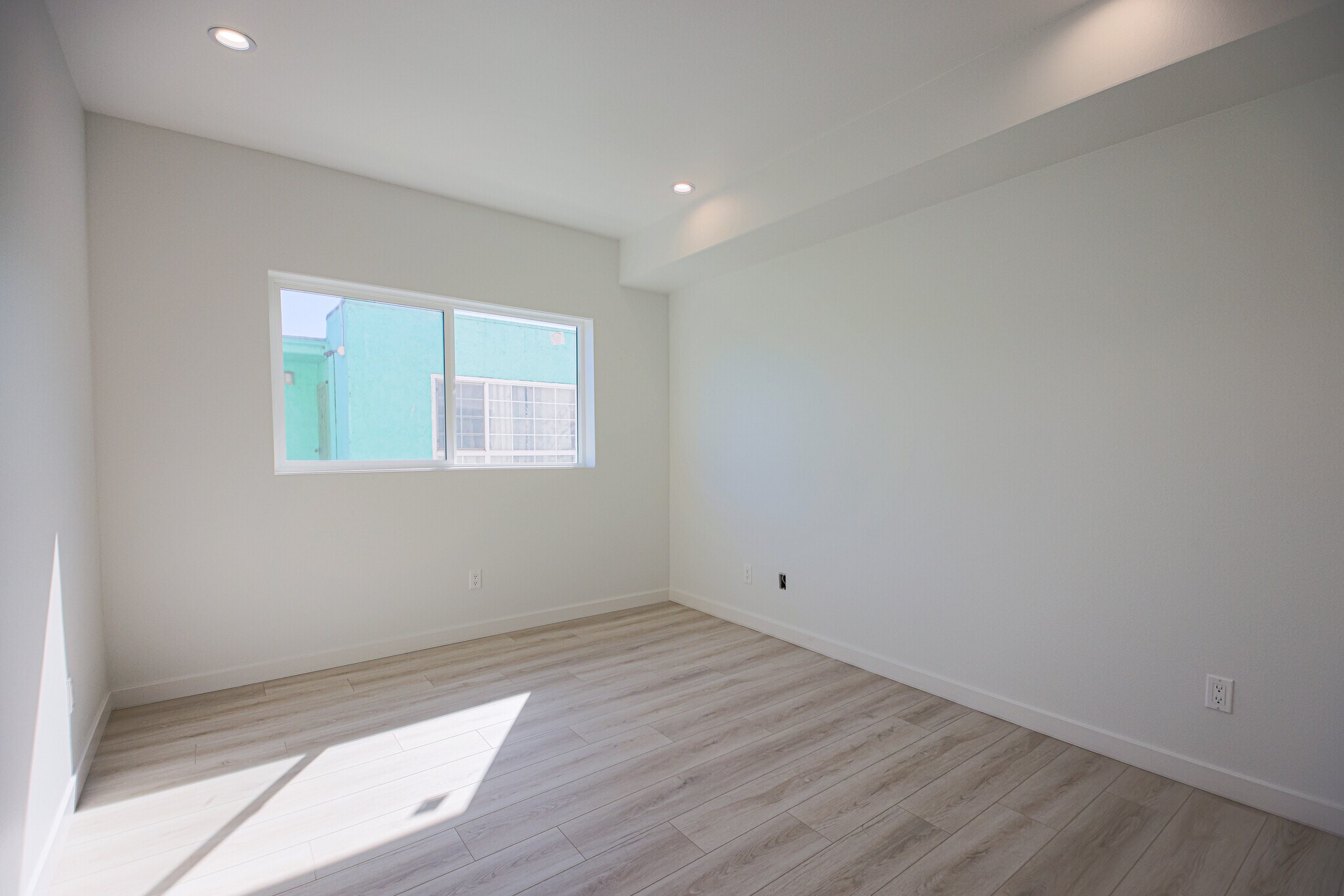 Building Photo - 2811 S Cloverdale Ave