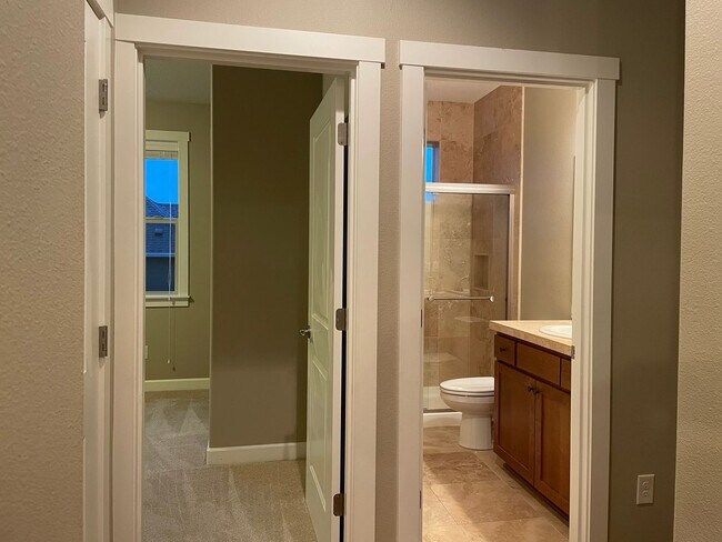 Building Photo - BEAUTIFUL LUXURY Style Townhouse with a gorgeous VIEW! Gated community in Camas! Top Rated Schools!