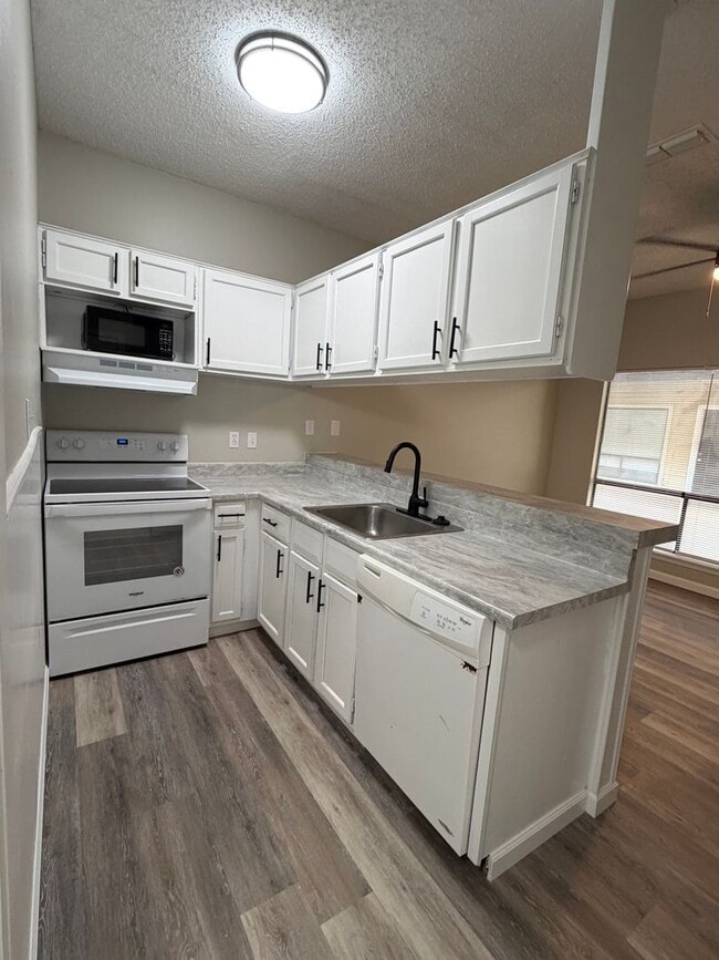 Building Photo - 1 bedroom - Gazebo- Near SFA, NO PETS!