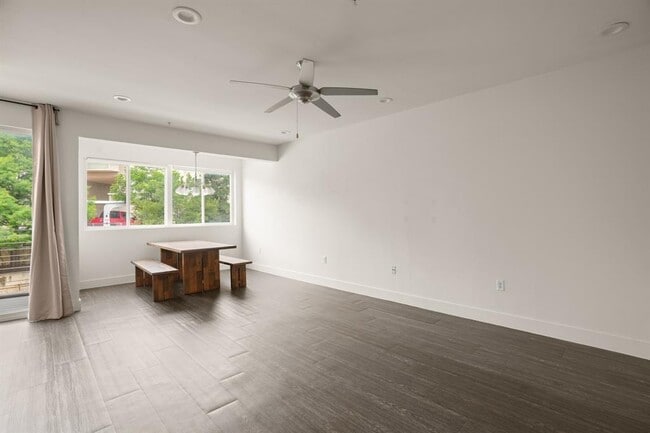 Building Photo - 604 N Bluff Dr